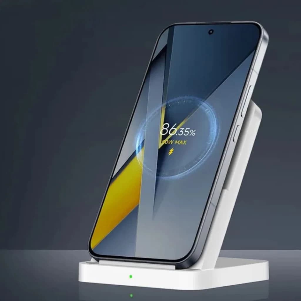 Xiaomi Poco F8 Ultra 5G 12GB/256GB Negro en base de carga inalámbrica; pantalla casi sin bordes, cámara frontal centrada, marco metálico y indicador LED