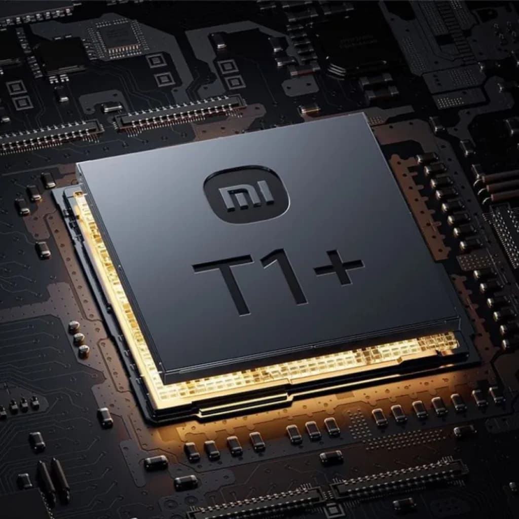 Chip T1+ de Xiaomi con acabado negro y bordes dorados sobre placa base oscura, detalle de circuitos y relieve metálico, iluminación cálida sutil