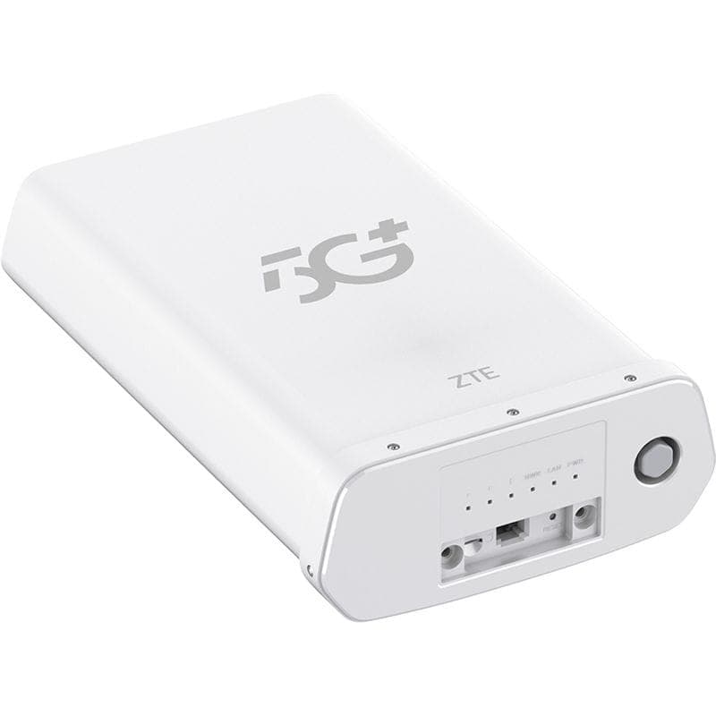 ZTE MC889A Pro ODU 5G – módulo externo branco, formato retangular, porta LAN e conector fibra protegidos, logotipo 5G+, design robusto para montagem externa