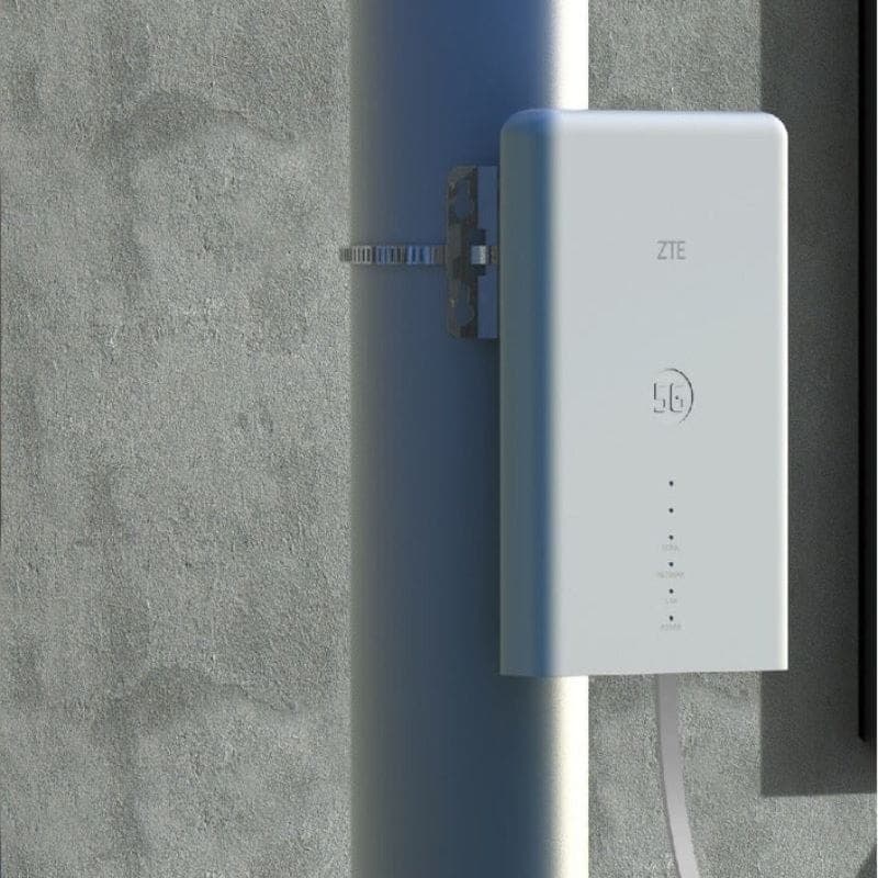 ZTE MC889 ODU 5G - Router externo branco montado em mastro, design compacto, logo 5G, LEDs de status frontais e cabo descendente para instalação fixa