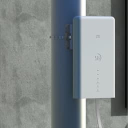 ZTE MC889 ODU 5G - Router externo branco montado em mastro, design compacto, logo 5G, LEDs de status frontais e cabo descendente para instalação fixa
