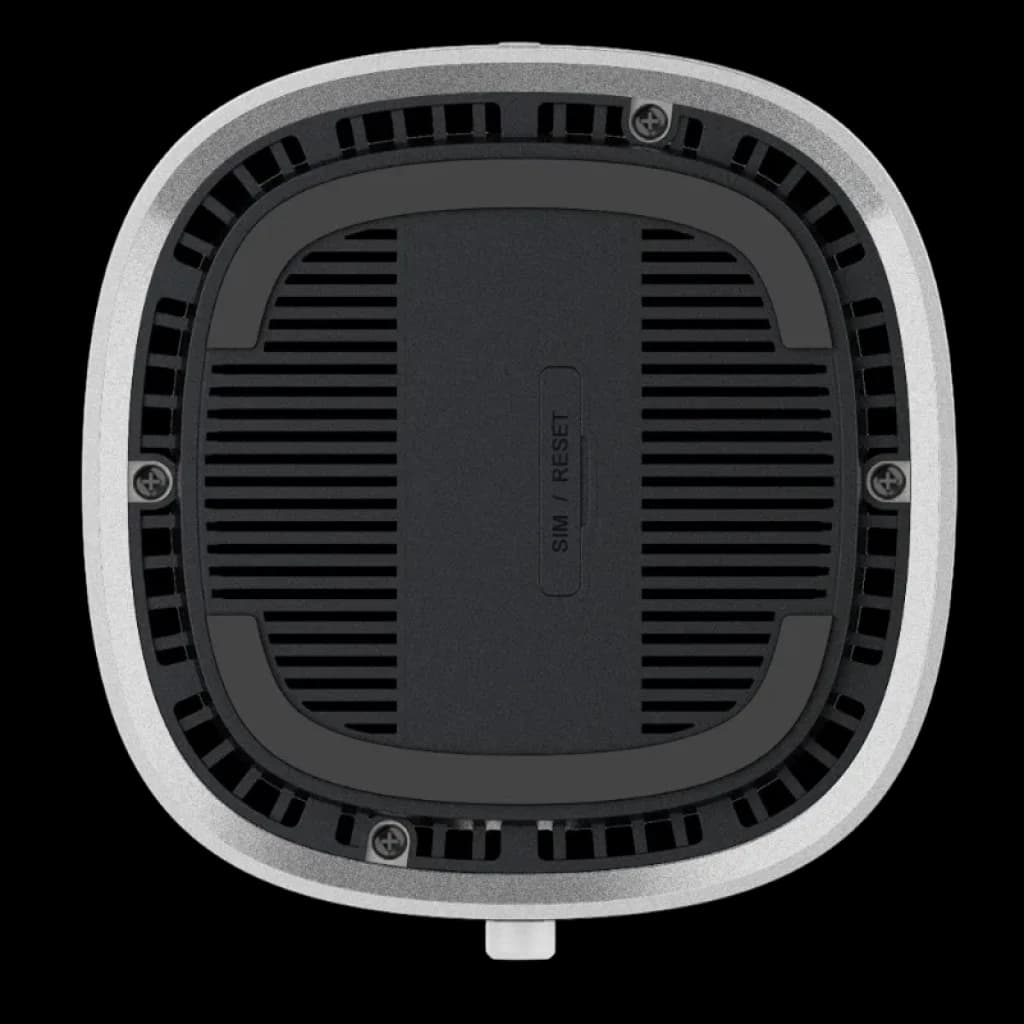 Base inferior do ZTE G50 5G WiFi7 – grelhas de ventilação em anel, tampa central para SIM e RESET, acabamento cinza, conector na borda inferior