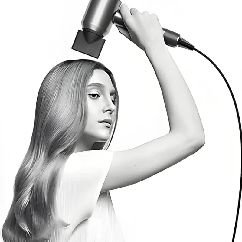 Dyson Supersonic HD07 nickel cuivre en action, sèche-cheveux compact au long câble, embout concentrateur carré, finition métal mate, design ergonomique
