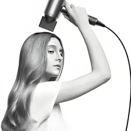 Dyson Supersonic HD07 nickel cuivre en action, sèche-cheveux compact au long câble, embout concentrateur carré, finition métal mate, design ergonomique