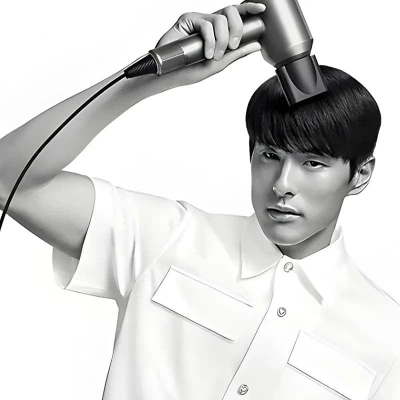 Sèche-cheveux Dyson Supersonic HD07 nickel cuivre tenu à la main, design compact en T, embout lissant noir en action sur cheveux courts, fini élégant