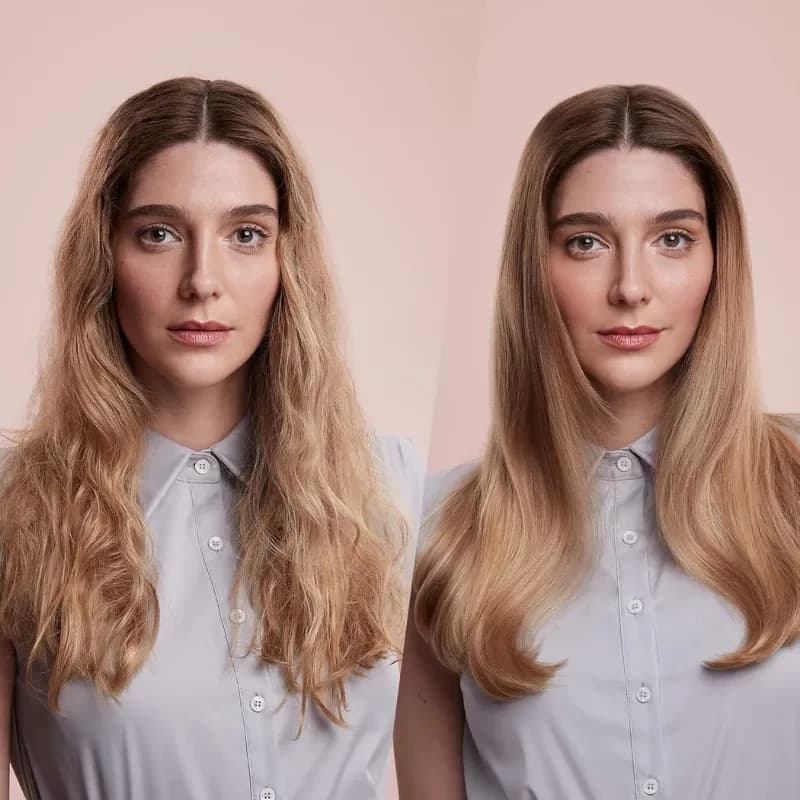 Avant et après coiffage: cheveux passant de ondulés et volumineux à lisses et brillants, finition soignée, résultat salon, chemise grise en arrière-plan