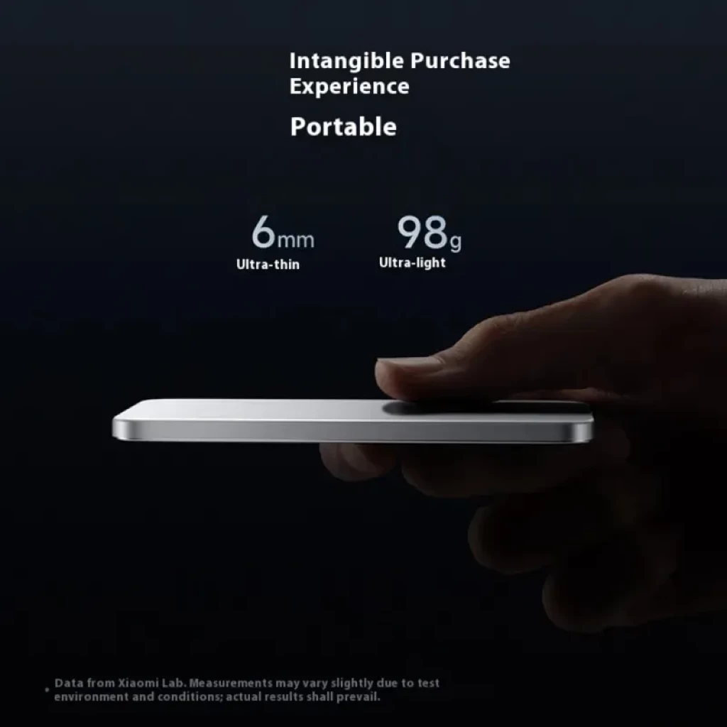 Power bank magnético ultrafino em prata, 5000 mAh e carregamento sem fios de 15 W. Design minimalista com bordas arredondadas e porta USB-C inferior. - Item4