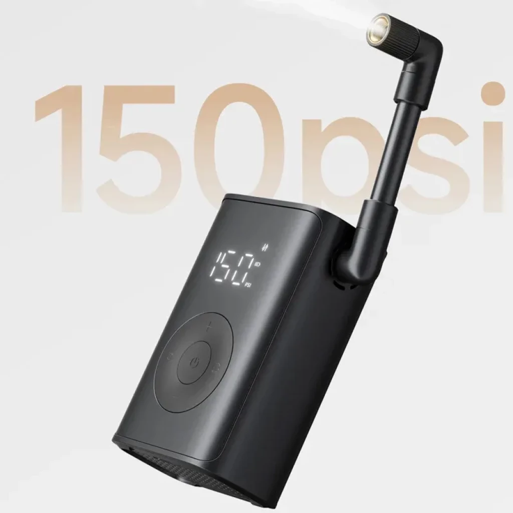 Compresor portátil negro Mijia con pantalla LED que muestra presión en BAR, botones circulares, manguera lateral con válvula metálica y linterna integrada - Ítem2