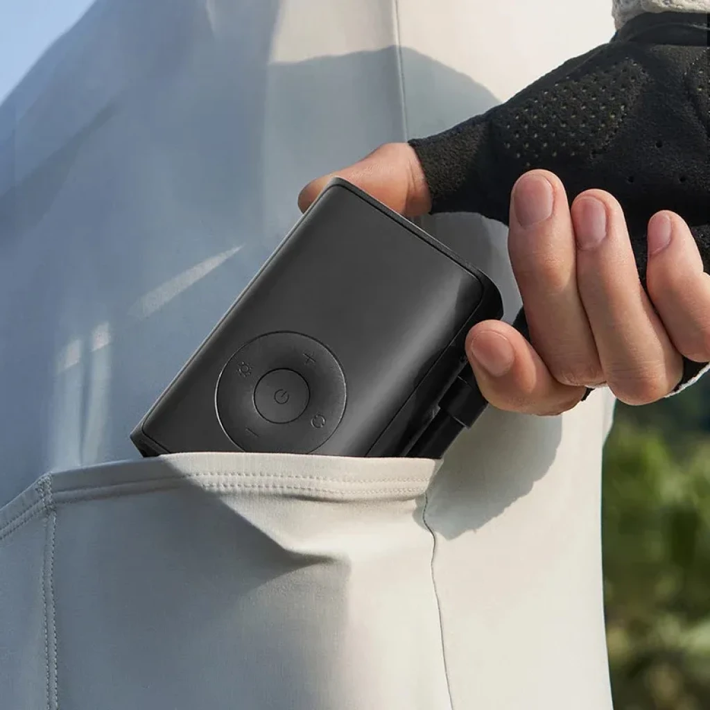 Compresor portátil negro Mijia con pantalla LED que muestra presión en BAR, botones circulares, manguera lateral con válvula metálica y linterna integrada - Ítem5