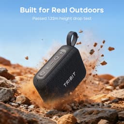 Tribit Pocket Go 7W Noir, mini enceinte robuste en tissu noir, bords arrondis, boucle de transport, boutons + – et lecture visibles, résiste aux chocs et