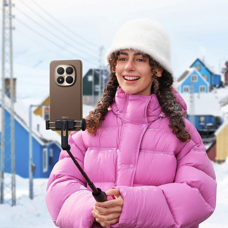 Xiaomi Redmi Note 15 Pro+ 8Go/256Go Bleu monté sur perche à selfie, coque marron, 4 grands capteurs arrière, scène hivernale colorée en arrière-plan