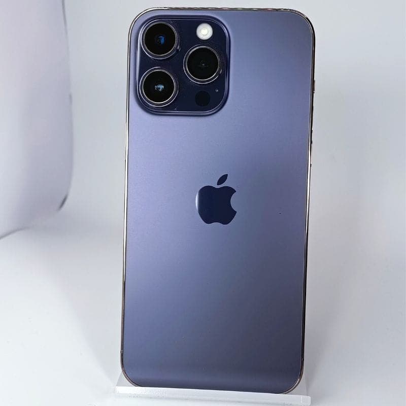 iPhone 14 Pro 256GB morado oscuro reacondicionado estado premium, trasera mate con logo Apple, triple cámara grande y bordes metálicos brillantes