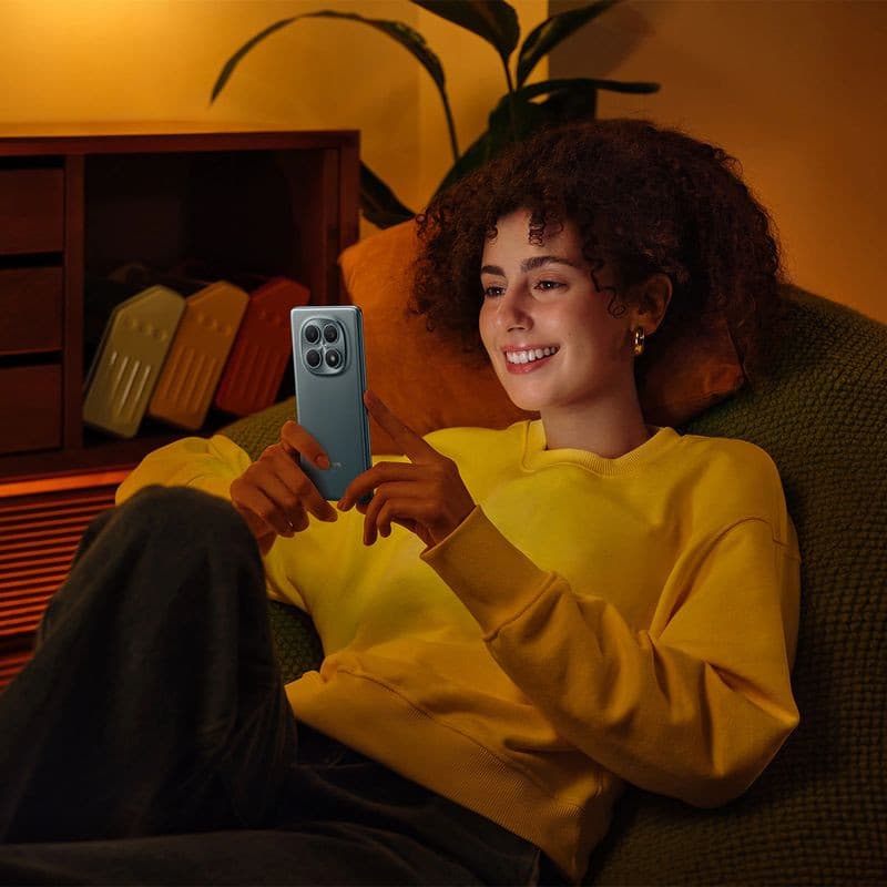 Xiaomi Redmi Note 15 5G púrpura con 8GB RAM y 512GB, pantalla amplia, borde plano y módulo trasero con triple cámara y flash en diseño elegante