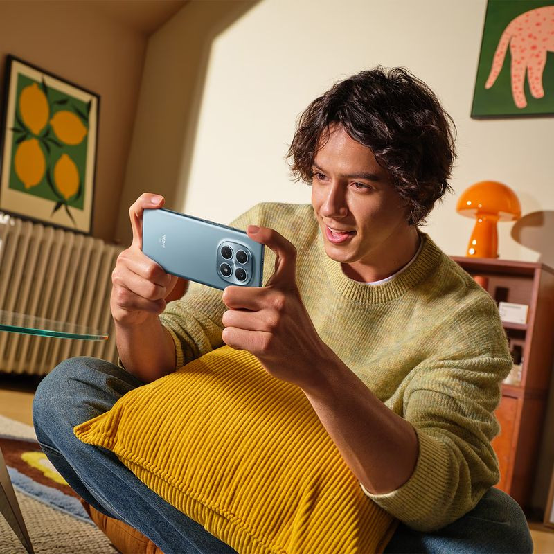 Xiaomi Redmi Note 15 5G púrpura con pantalla curva perforada, marco delgado y módulo de cámara triple circular; 8 GB RAM y 256 GB de almacenamiento - Ítem7