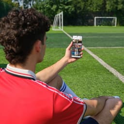 Xiaomi Redmi Note 15 5G 8GB/256GB púrpura en uso al aire libre; pantalla grande y nítida mostrando contenido, diseño moderno y delgado ideal para multitarea
