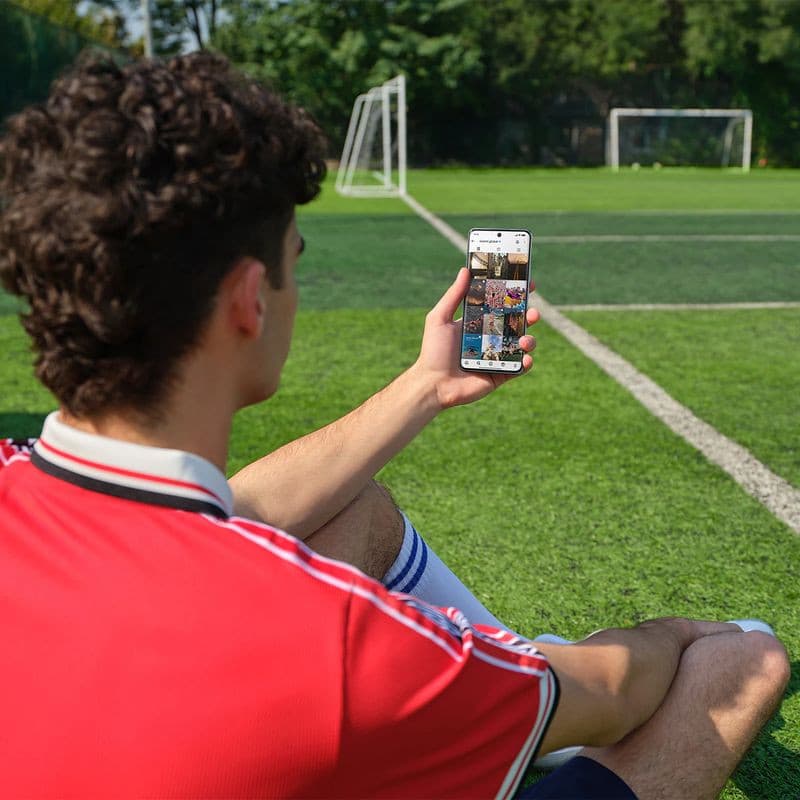 Xiaomi Redmi Note 15 5G 8GB/512GB púrpura en uso al aire libre; pantalla grande y nítida mostrando contenido, diseño delgado con bordes curvos y cámara