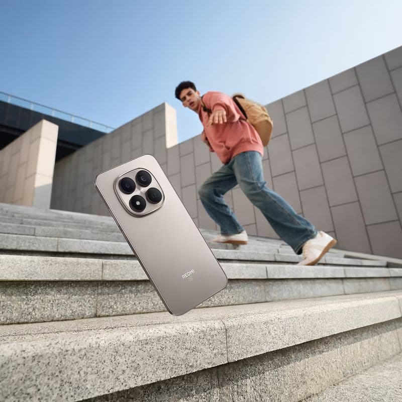 Xiaomi Redmi Note 15 Pro 5G azul com módulo de câmera quádrupla grande, acabamento metálico, design fino e premium destacando-se em ambiente urbano
