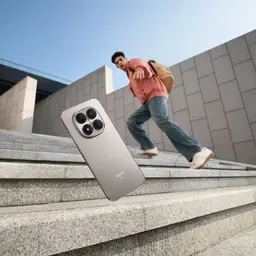Xiaomi Redmi Note 15 Pro 5G 8GB/256GB Titânio com traseira metálica cinza e módulo de câmera quádrupla grande, bordas retas e design premium elegante