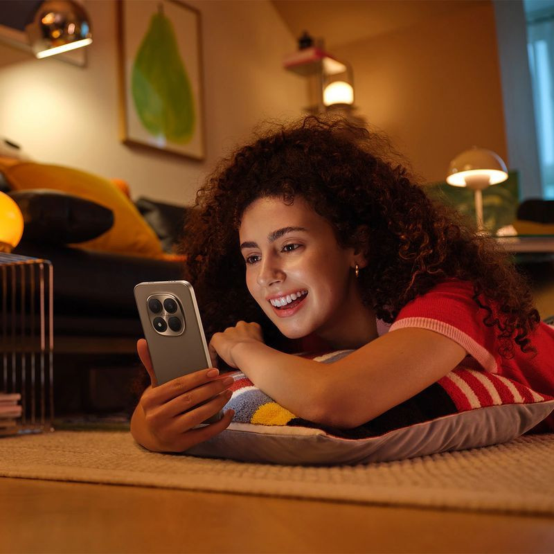 Xiaomi Redmi Note 15 Pro 4G 8GB/256GB Negro con pantalla perforada centrada, módulo triple trasero en isla circular, acabado mate y bordes rectos elegantes - Ítem7