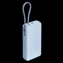 Vista a 45 grados del power bank Xiaomi en color azul con logo con el nombre y cable USB-C integrado