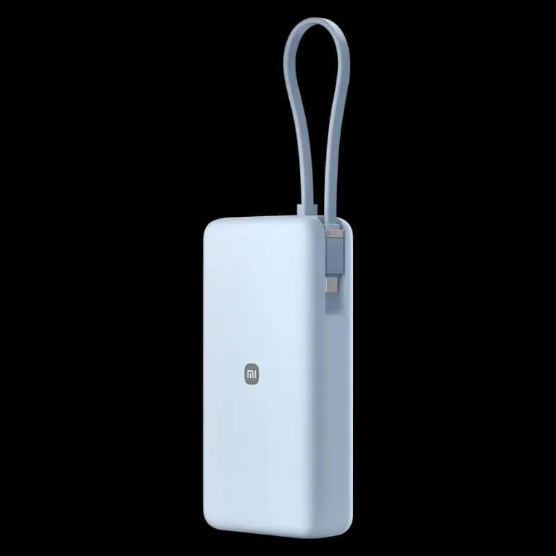 Vista trasera a 45 grados del power bank Xiaomi en color azul con logotipo de la marca y cable USB-C integrado