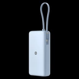 Vista trasera a 45 grados del power bank Xiaomi en color azul con logotipo de la marca y cable USB-C integrado