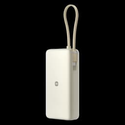 Vista trasera a 45 grados del power bank Xiaomi en color beige con logotipo de la marca y cable USB-C integrado