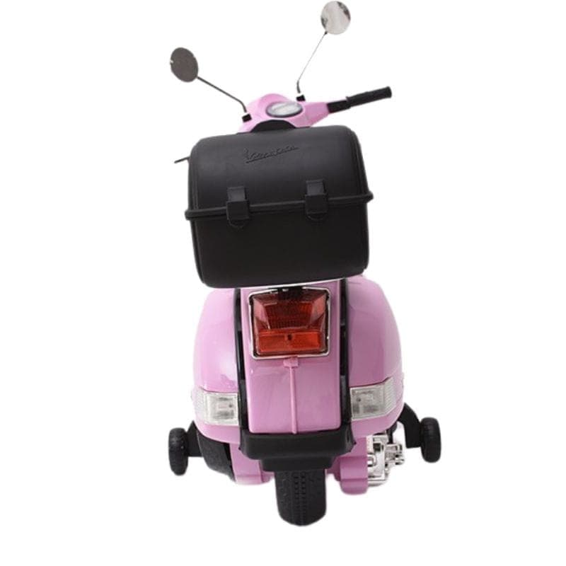 Vespa PX150 12V Rose pour enfants, vue arrière: top case noir Vespa, rétroviseurs ronds, feu arrière rouge, petites roulettes stabilisatrices et finitions