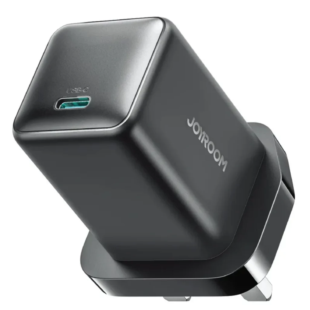 Joyroom Cargador 65W USB-C Negro, adaptador compacto con puerto USB-C verde, acabado mate, clavija europea y diseño angular moderno - Ítem1