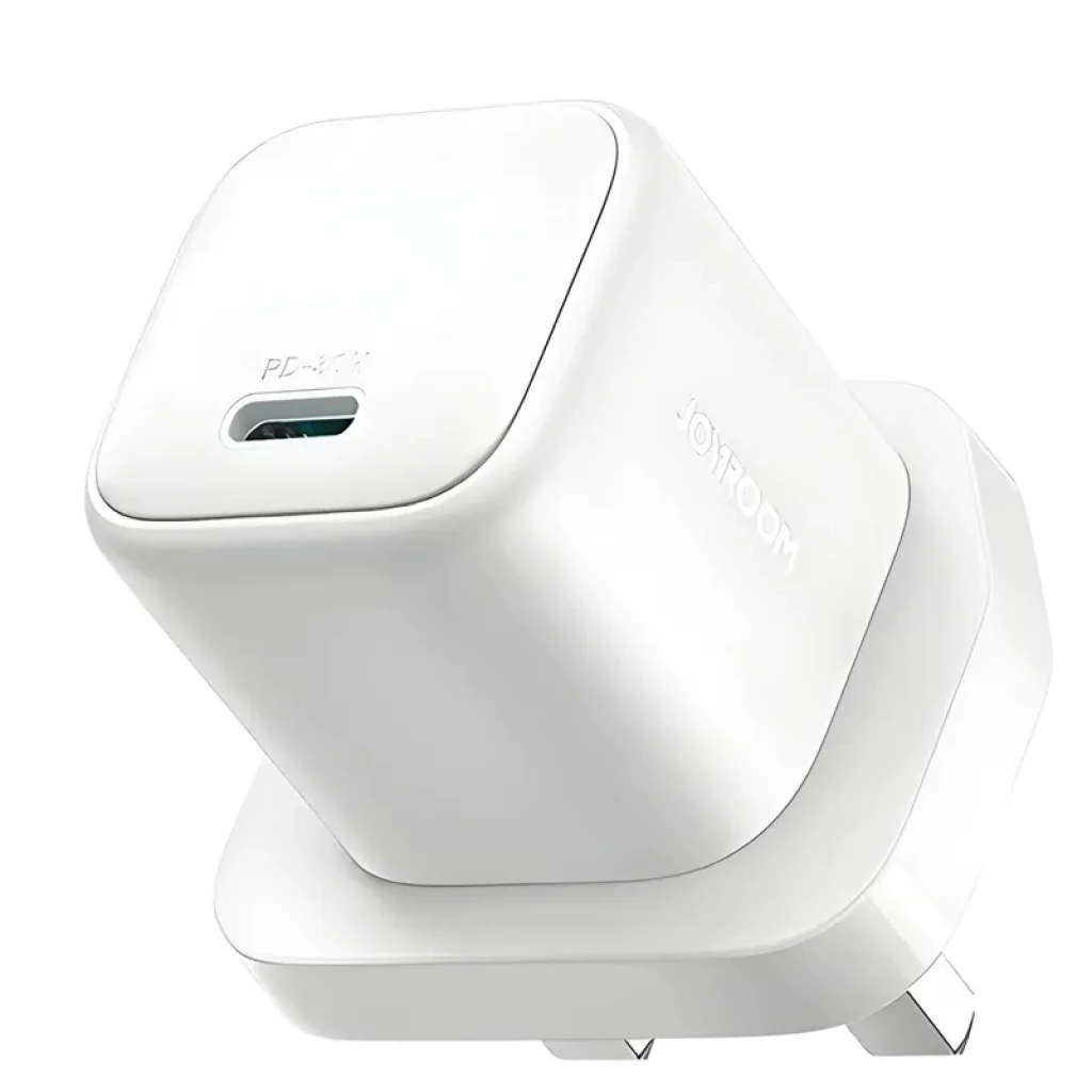 Cargador Joyroom mini GaN PD JR-TCG15 30 W USB-C Blanco, diseño compacto, enchufe europeo de dos pines y puerto USB-C frontal con acabado mate elegante - Ítem1