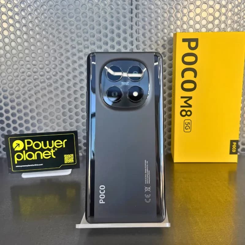 Smartphone Xiaomi Poco M8 5G negro con módulo de cámara dual grande, acabado brillante y caja amarilla POCO M8 5G destacada al fondo