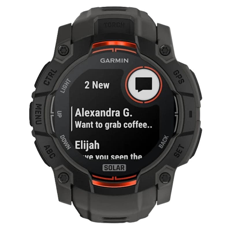 Relógio robusto preto com caixa 50 mm, mostrador digital com notificações, detalhes laranja, botões laterais e pulseira de silicone carvão, carregamento