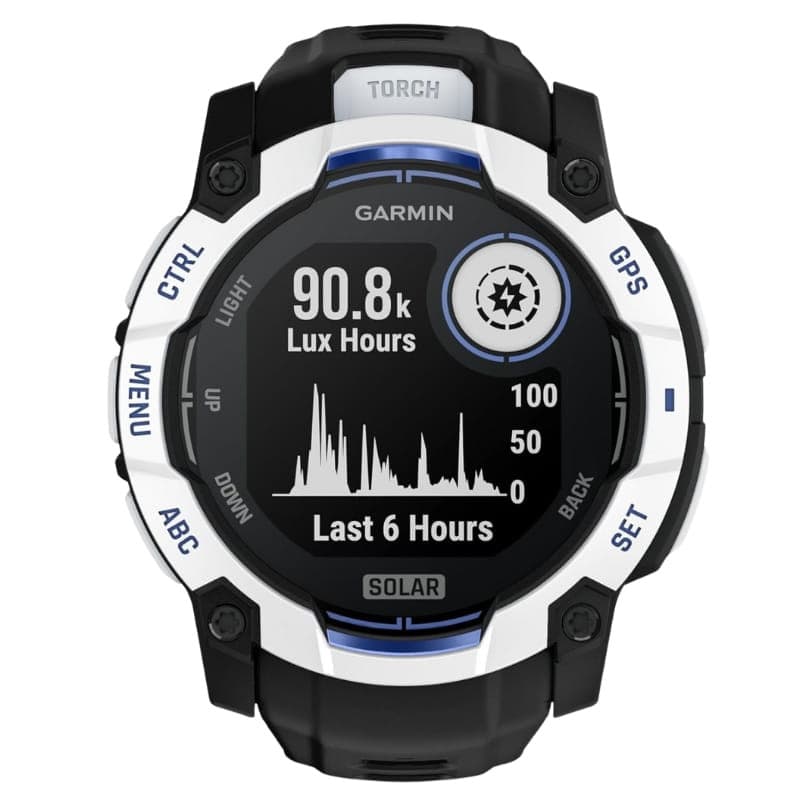 Garmin Instinct 3 50 mm Solar branco com pulseira de silicone preta, caixa robusta, mostrador redondo, detalhes em laranja e tela com dados de GPS e saúde