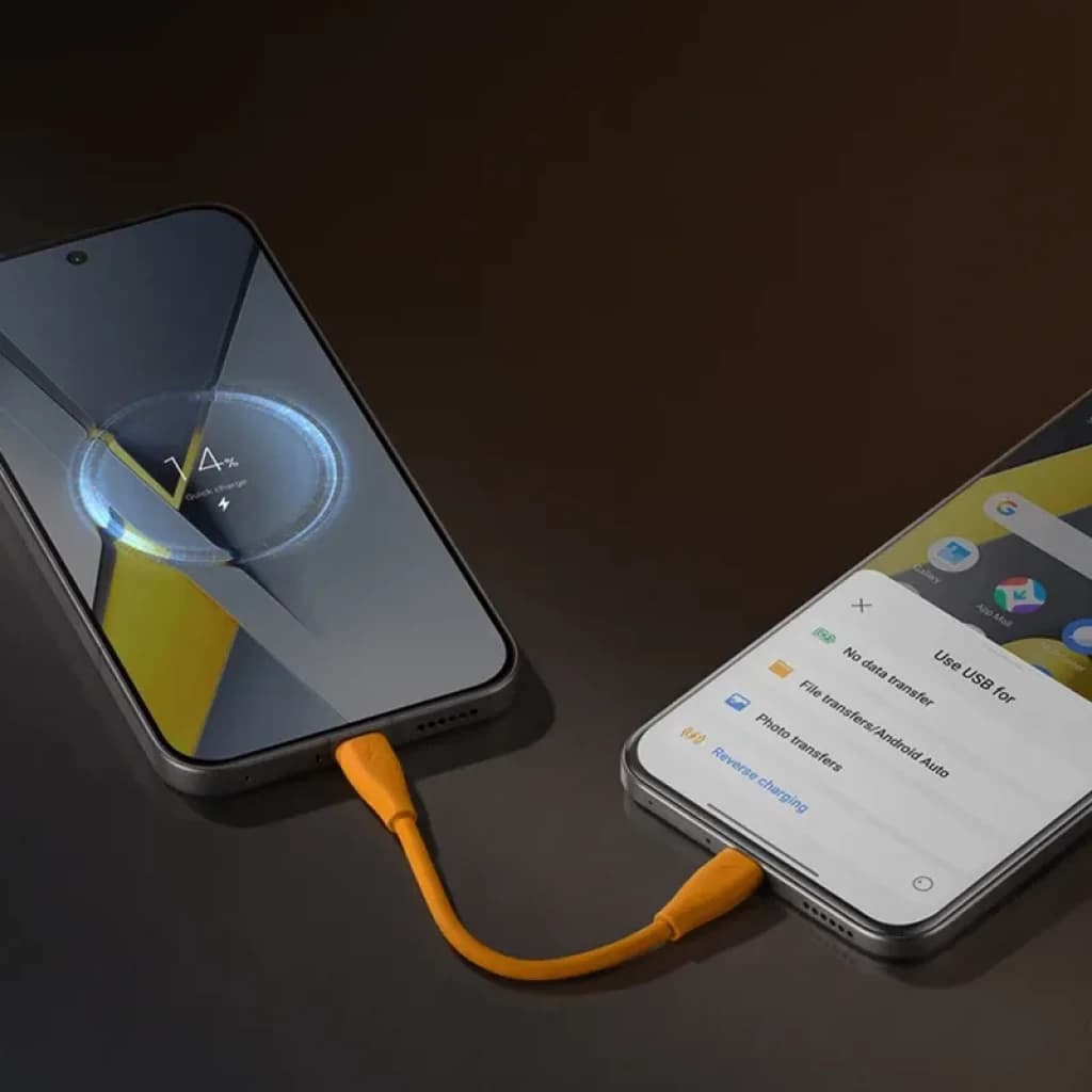 Xiaomi Poco M8 Pro 5G Plata con pantalla 120 Hz, 256 GB y 8 GB RAM; muestra cable corto naranja USB-C conectando dos teléfonos, borde metálico y cámara