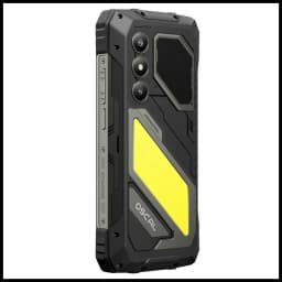 Vue arrière de l'Oscal Pilot 5 avec module caméra, lampe torche LED jaune, haut-parleur et logo de la marque