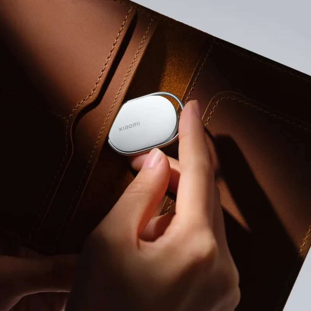 Xiaomi Tag ovalada blanca con borde metálico brillante; diseño minimalista, compacto y resistente IP67 - Ítem3