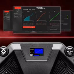 Pantalla LCD a color en pedalera Thrustmaster RACE PEDALS III LC con iconos de gas, freno y embrague, botones GAS y MODE y ajustes de curvas en software