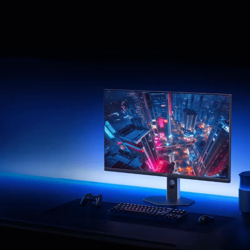 Monitor Xiaomi 2K Gaming G27Qi 2026 con pantalla 27 pulgadas 2K, biseles ultrafinos, soporte central robusto y diseño gamer con iluminación azul y rojo en - Ítem6
