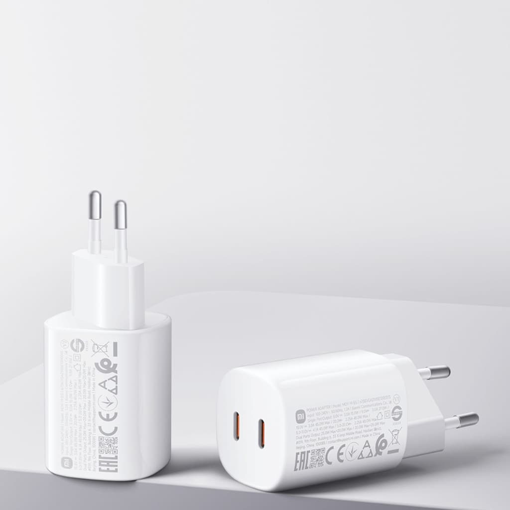 Xiaomi 45W Nano Turbo Charging, adaptador de corrente branco com 2 portas USB-C, design compacto, pinos europeus, acabamento liso e logotipo Mi discreto