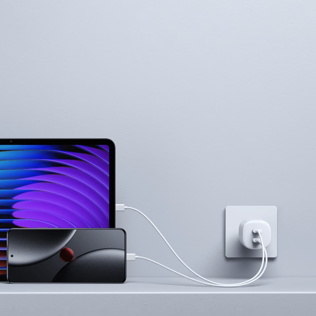 Xiaomi 45W Nano Turbo Charging 2 portas – adaptador branco compacto em tomada, dois cabos USB carregando tablet e smartphone simultaneamente