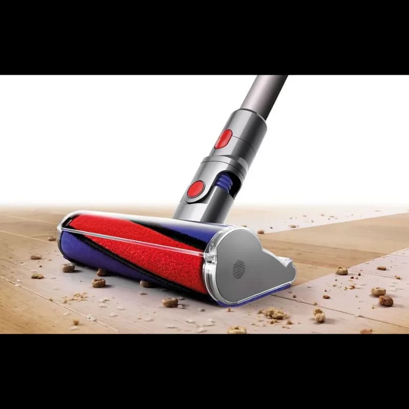 Dyson V8 Cyclone cabeçote motorizado com rolo macio, escova vermelha e azul, sucção potente removendo migalhas em piso de madeira
