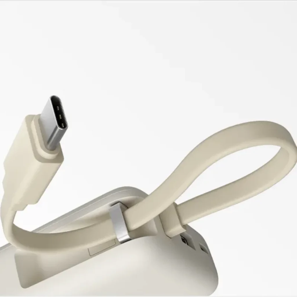 Xiaomi 67W Power Bank 10000 Beige con cable integrado, diseño compacto y minimalista, acabado mate, correa de transporte y marca 67W MAX en relieve - Ítem5