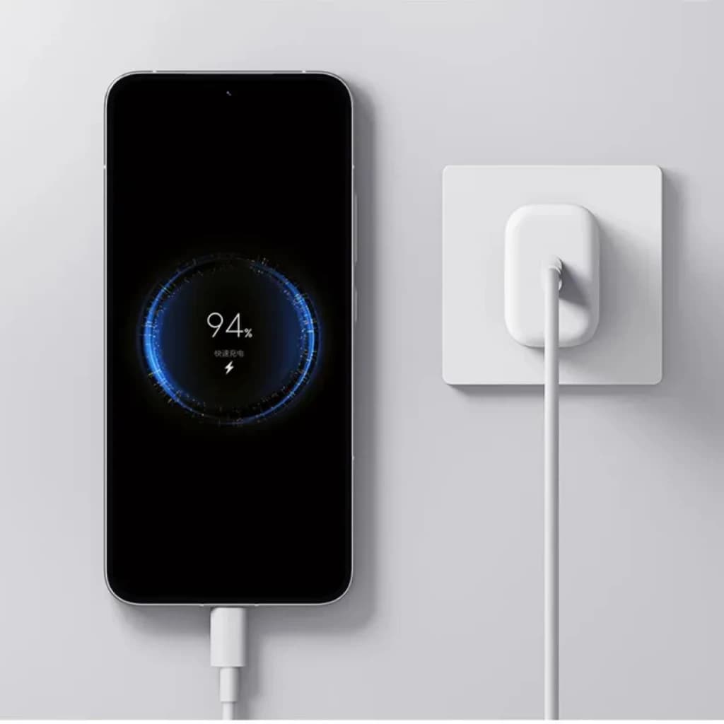 Carregador Xiaomi 20W Fast Charging Power Adapter USB C na cor branca, compacto, com ficha de parede e cabo USB C ligado a um smartphone a carregar 94%