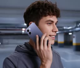 Oppo A6X 128GB Negro Lila con acabado mate, módulo dual de cámara trasera con flash y bordes curvos; diseño elegante en mano, pantalla 6.75 pulgadas