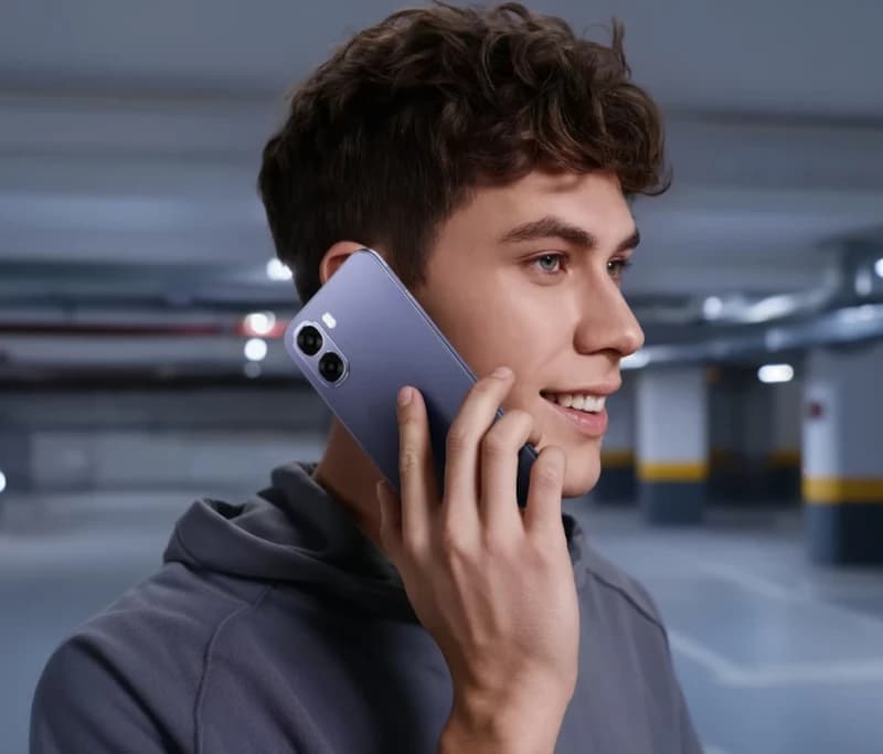 Oppo A6X 5G Negro Lila con doble cámara trasera, módulo ovalado y acabado mate; pantalla amplia 6.75 pulgadas, diseño delgado y elegante