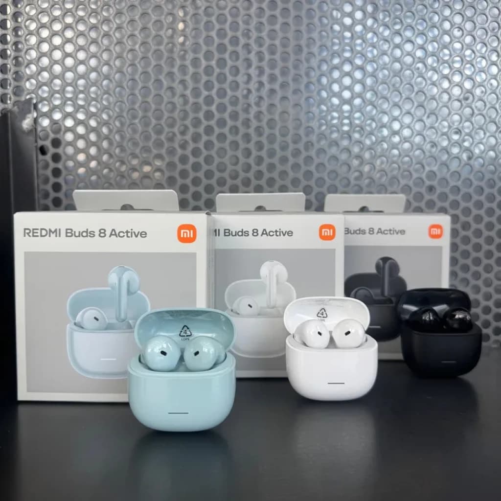 Xiaomi Redmi Buds 8 Active Preto com estojo compacto, design semi-intra-auricular brilhante, LEDs frontais e acabamento elegante ao lado das cores azul e branco
