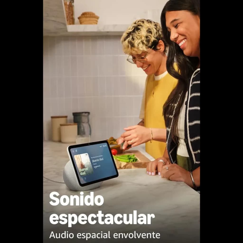 Amazon Echo Show 8 2025 con pantalla de 8,7 pulgadas, cuerpo en tela gris y soporte cilíndrico; muestra interfaz de Alexa y destaca audio espacial envolvente