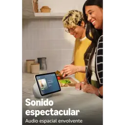 Amazon Echo Show 8 2025 con pantalla de 8,7 pulgadas, cuerpo en tela gris y soporte cilíndrico; muestra interfaz de Alexa y destaca audio espacial envolvente
