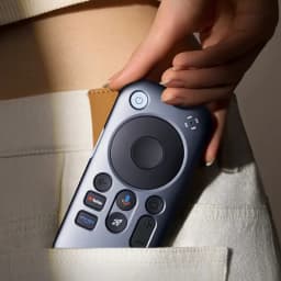 RayNeo Pocket TV - Télécommande compacte gris métal avec grand pavé circulaire, boutons YouTube, micro vocal, retour, maison et volume, format poche