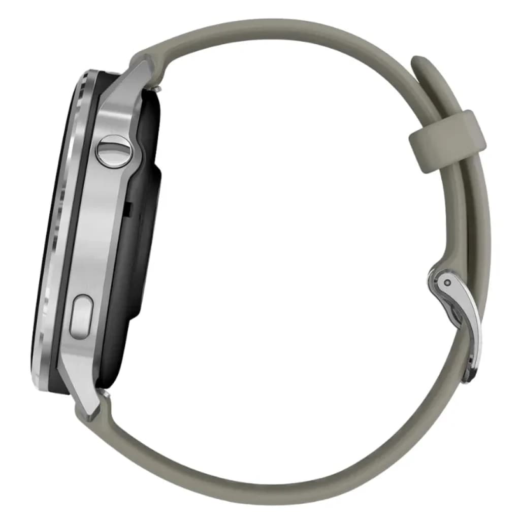 Lateral do Garmin Venu 4 de 45 mm em prata com bracelete em silicone cinzento, caixa metálica, bisel polido e botões laterais; fivela ajustável elegante